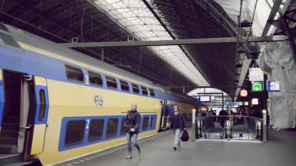 Amsterdam, die Niederlande. 16 okt 2016. der zug kommt am bahnhof an — Stockvideo