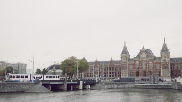 Амстердам, Нидерланды. 16 октября 2016 года. Вид на железнодорожный вокзал Голландии, снаружи — стоковое видео
