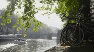 Bisiklet tekerleğin Amsterdam amstel kanalda sonraki güneşli Avrupa sonbahar yüzen tur tekne için görüntüleme