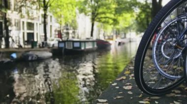 Amsterdam kanal üzerinde bisiklet tekerleği görünümünü güneşli bir gün