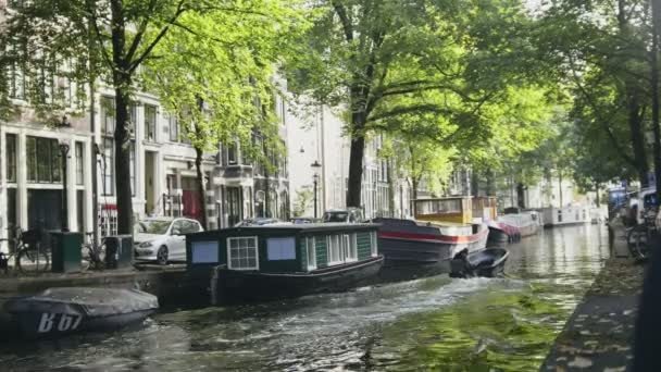 Motorlu tekne Amstel kanalda yola çıkacak. Amsterdam, Hollanda, Hollanda. — Stok video