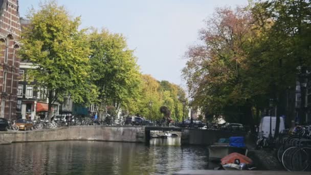 17 octubre 2016, Amsterdam, Países Bajos, puente sobre el canal de amstel, Holanda — Vídeos de Stock