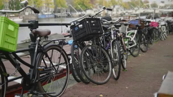 Centrum Amsterdamu - jízdní kola, parkování poblíž amstel canal, Nizozemsko — Stock video