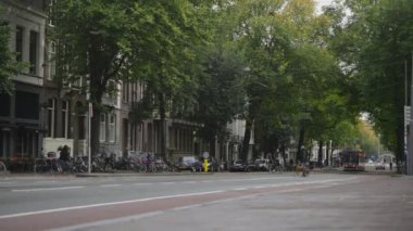 Amsterdam, Hollanda - 18 Ekim 2016, turist Caddesi, Bisiklet ve otomobil - tramvay sürmek tarihi merkezi aracılığıyla