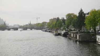 Gemiler ve yüzen boyunca Amstel kanallar, Amsterdam, Hollanda