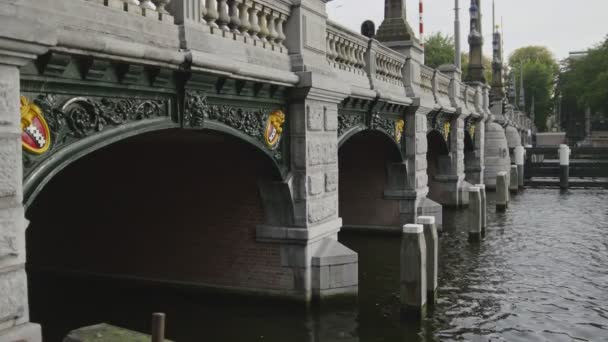 Amsterdam, Nizozemsko - 18 října 2016: slavný most v Sarphatestraat se symboly města - triple x — Stock video