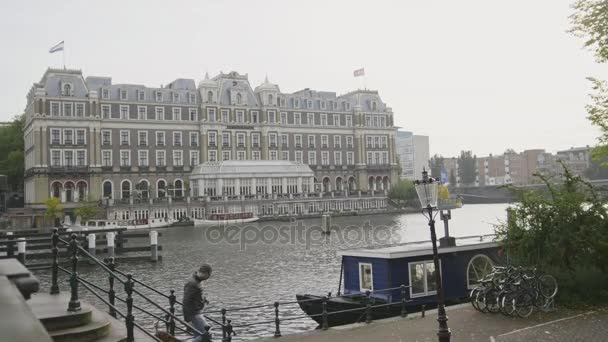 18 oktober 2016, Amsterdam, Nederländerna - berömda Amstel hotel på kanalen — Stockvideo