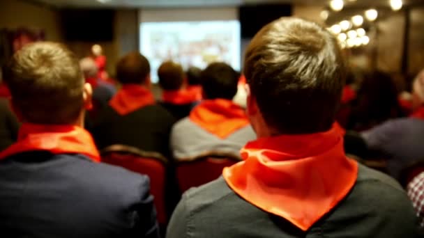 Setkání komunistické průkopníci Komsomol - posluchače v červené kravaty naslouchá přednášející, který říká a ukazuje prezentace na obrazovce — Stock video