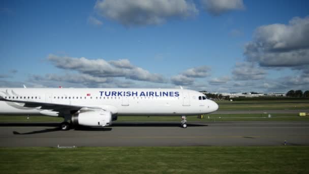 Amszterdam, Hollandia - október 19-én 2016-ban Schiphol repülőtér - repülőgép a Turkish Airlines a kifutón — Stock videók