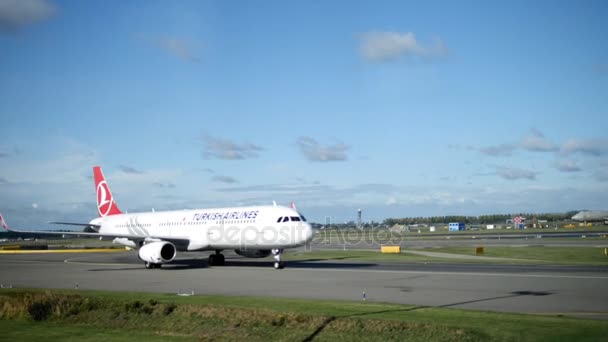 2016 年 10 月 19 日，荷兰阿姆斯特丹史基浦机场-土耳其航空公司飞机移动起飞 — 图库视频影像