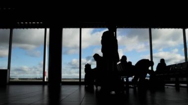 Yolcu yatılı için bekliyor. Bir güneşli gün mavi gökyüzü arka plan üzerine siluet