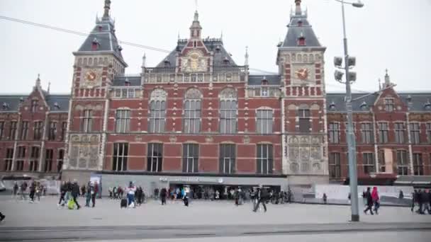 Amsterdam, Nederländerna - 18 oktober 2016: människor framför Amsterdam centralstationen, time-lapse — Stockvideo