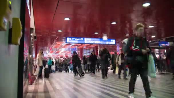 Prága, Csehország - 2016. október 15.: emberek, központi pályaudvar, time-lapse — Stock videók