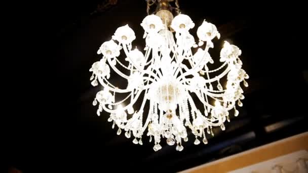 La decoración en la lámpara de araña de cristal del banquete — Vídeos de Stock