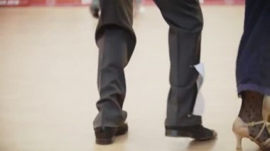 Bacakları dans boogie woogie. Çiftler balo