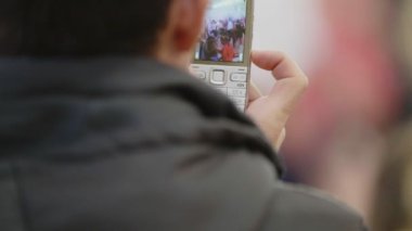 İnsanlar alışveriş merkezinde: adam kullanım gadget ve açılışta çiftler dans seyir hava piyano ile caz çalma rock-n-roll