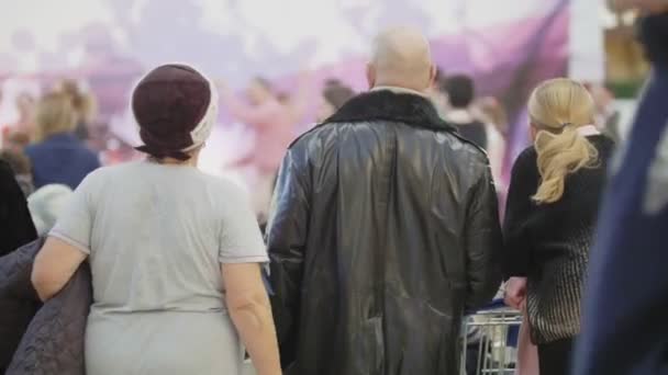 Multitud en el centro comercial: personas mirando a parejas bailando en boogie-woogie rock-n-roll al aire libre — Vídeos de Stock