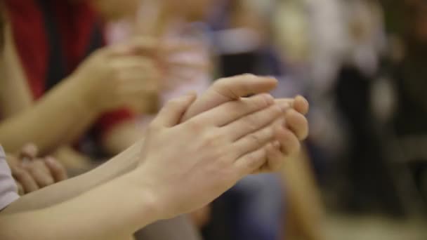 Люди аплодують крупним планом плескаючи руками сидячих людей на танцювальному заході — стокове відео