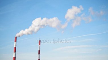 Bacalar santral üzerinde mavi gökyüzü. Beyaz kırmızı tüp buharı,