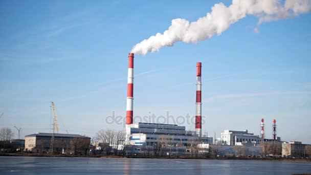 Rökning kraftverk på solig dag, vit ånga från röda röret — Stockvideo