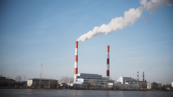 Rauchkraftwerk an sonnigen Tagen, weißer Dampf aus roter Röhre, Zeitraffer — Stockvideo