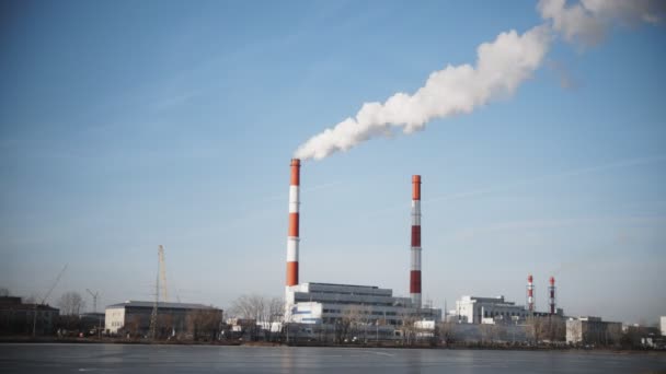 Elektriciteitscentrale op zonnige dag, witte damp uit rode buis, time-lapse roken — Stockvideo