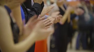 Kişi kokteyl elbiseleri partide alkışlamak - eller insan olay dans alkışlar