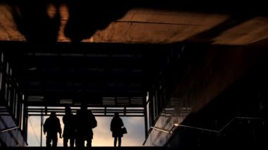 Metro kış günbatımı, siluet, insanların kalabalıklar