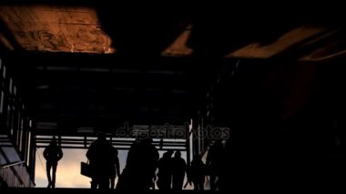 İnsanların kalabalıklar kış günbatımı, siluet, metrodan çık dışarı