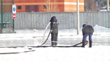 Buz yapım su bir hortum - iki adam dökme pateni ve buz pateni pistine oluşturur