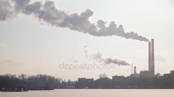 Paisagem industrial - usina no inverno congelado dia ensolarado, vapor branco de tubos — Vídeo de Stock