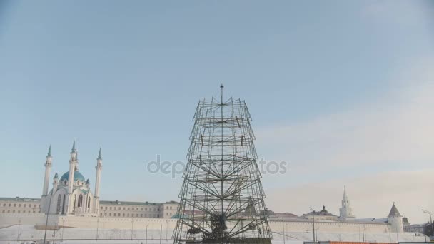 1 грудня 2016, Казань, Росія, виготовлення каркаса з новим роком, широкий кут. Мечеть Кул Шаріф — стокове відео