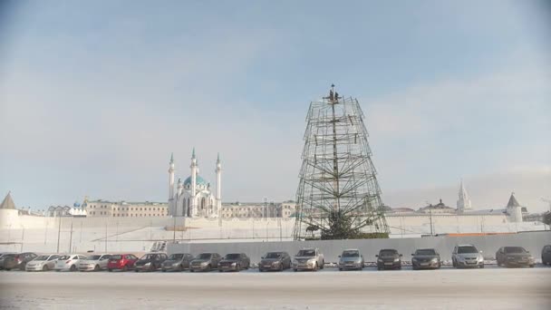 1 DEZEMBRO 2016, KAZAN, RÚSSIA, fazendo construção para o feliz ano novo - dois trabalhadores em caminhão com guindaste móvel para instalação de árvore de metal, ângulo largo — Vídeo de Stock