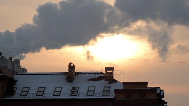 Atardecer frío de invierno sobre el techo de edificios urbanos — Vídeos de Stock