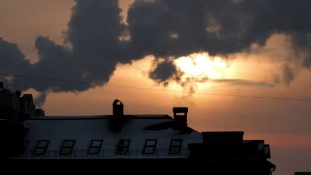 Winterkalter Sonnenuntergang über dem Dach der städtischen Gebäude, Zeitraffer — Stockvideo