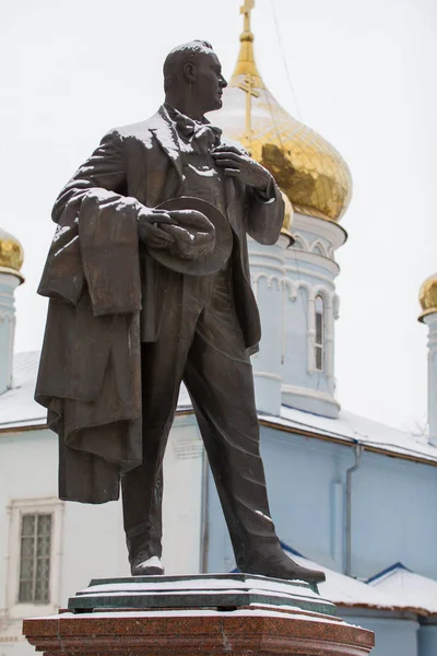 Kazan, Ryssland - 3 December 2016: monument över den ryska operasångaren Fedor Shalyapin i historiska centrum av tatarstan kapital — Stockfoto