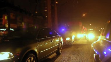 Gece sokak - şehir kış yolda bekleyen polis arabaları