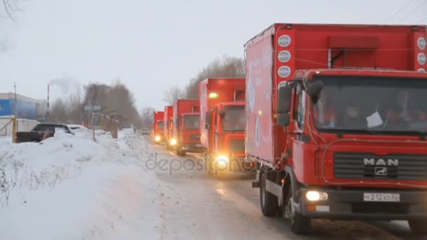 Казань, Російська Федерація - 23 грудня 2012: Святковий Різдвяний Караван Coca-Cola вантажівок їзді по вулицях міста сніг — стокове відео