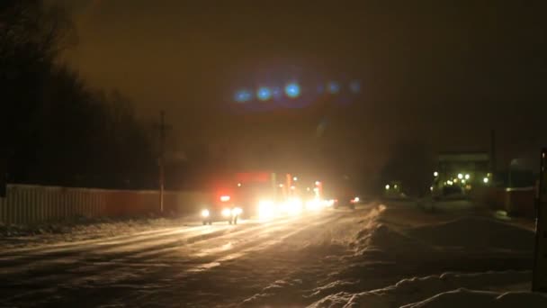 Kasan, Russland - 23. Dezember 2012: Festliche Weihnachtskarawane aus Coca-Cola-Lastwagen auf den nächtlichen Straßen der Stadt — Stockvideo