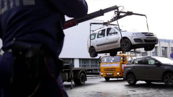 KAZAN, RUSIA, 16 DE SEPTIEMBRE DE 2016, violación de las reglas de estacionamiento - la policía evacuó el coche en el centro de la ciudad — Vídeos de Stock