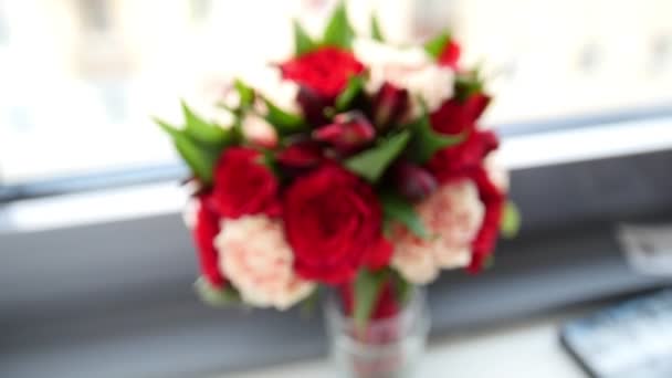 Flores de boda de colores - ramo de novias en la ventana — Vídeos de Stock