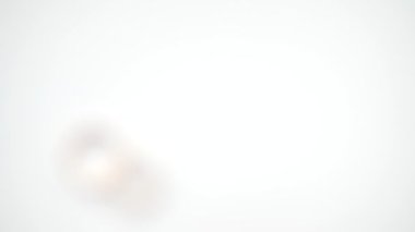 Raf odak beyaz zemin üzerine altın alyans