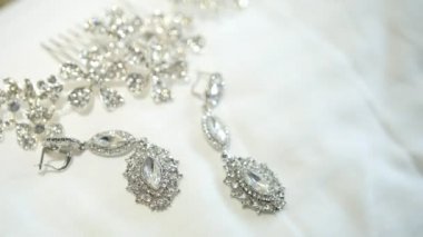 Beyaz yüzey üzerinde düğün aksesuarları