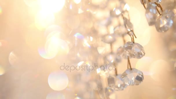 Lámpara de araña de lujo de cristal con reflejo brillante bling, macro — Vídeo de stock