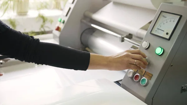 Жінки рука на робочій друкарській машині, поліграфічній промисловості — стокове фото