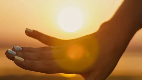 Anello di nozze mettere le mani delle dita toccando Tramonto Sposo Sposo Uomo Donna Proposta di matrimonio Vacanza Luna di miele, silhouette — Foto Stock