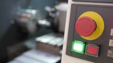 Kontrol paneli makine işleme metal, endüstriyel arka plan kırmızı düğmeye