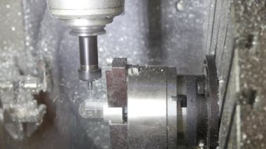 Döndürülmüş mekanizma - otomatik makine metal delme, endüstriyel arka plan, önden görünüm