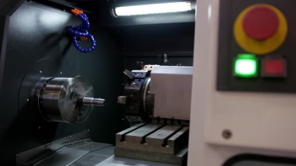 Rode knop begin van automatische voor machine verwerking van metalen, industriële achtergrond — Stockvideo