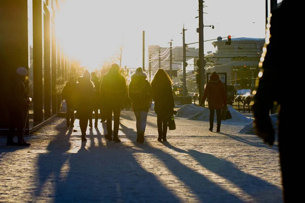 Calle abarrotada en invierno frío soleado, fondo borroso — Foto de Stock